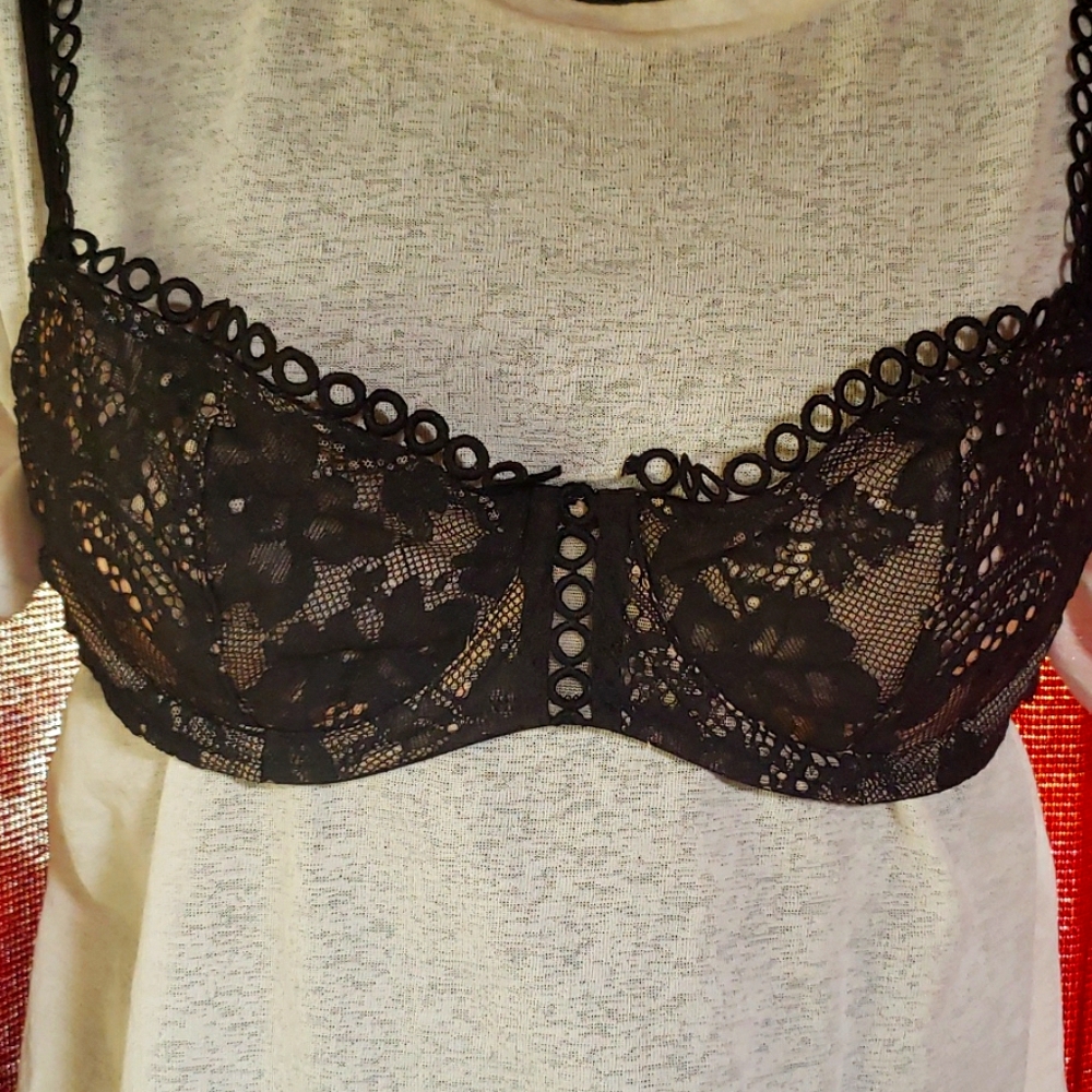 Victoria's Secret bra and hipster panty set - Picture 2 of 8